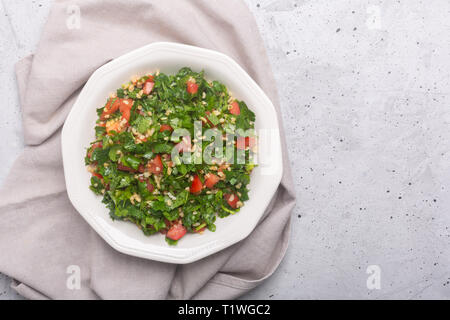 Tabbouleh Salat ist eine traditionelle orientalische oder arabische Gericht. Vegetarische Salat mit Petersilie, Minze, Bulgur, Tomate. Es kann als Nahrungsmittel für den iftar o gegessen werden Stockfoto