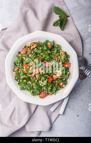 Tabbouleh Salat ist eine traditionelle orientalische oder arabische Gericht. Vegetarische Salat mit Petersilie, Minze, Bulgur, Tomate. Es kann als Nahrungsmittel für den iftar o gegessen werden Stockfoto