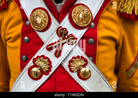 Moskau, 16. AUGUST 2018. Details einer militärischen Uniform Napoleons Armee. Fähnriche auf Leder Gürtel über die gelben und roten Mantel. Weltzeiten Stockfoto