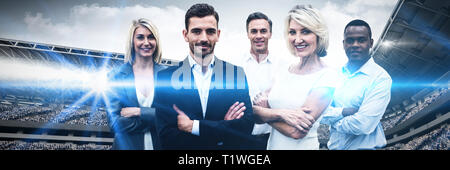 Das zusammengesetzte Bild im zuversichtlich Geschäft Leute mit Waffen, die auf weißen Hintergrund gekreuzt Stockfoto