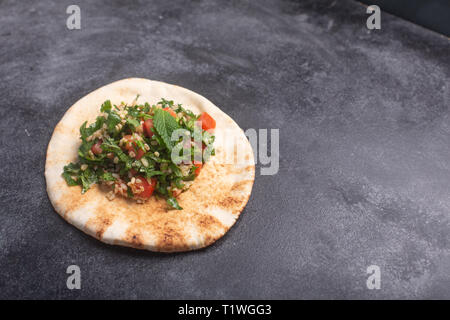 Tabbouleh Salat ist eine traditionelle orientalische oder arabische Gericht. Vegetarische Salat mit Petersilie, Minze, Bulgur, Tomate. Es kann als Nahrungsmittel für den iftar o gegessen werden Stockfoto