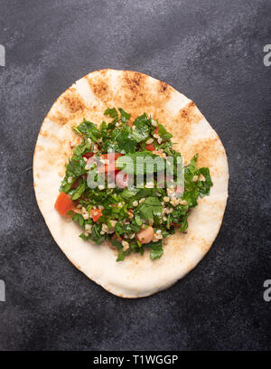 Tabbouleh Salat ist eine traditionelle orientalische oder arabische Gericht. Vegetarische Salat mit Petersilie, Minze, Bulgur, Tomate. Es kann als Nahrungsmittel für den iftar o gegessen werden Stockfoto