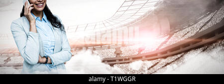 Das zusammengesetzte Bild im Porträt von lächelnden jungen Geschäftsfrau Gespräch am Handy Stockfoto