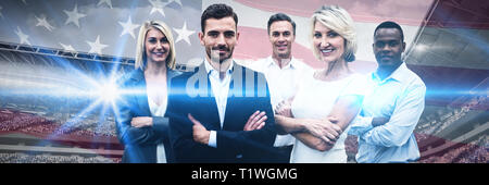 Das zusammengesetzte Bild im zuversichtlich Geschäft Leute mit Waffen, die auf weißen Hintergrund gekreuzt Stockfoto