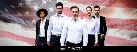 Das zusammengesetzte Bild im zuversichtlich Business Menschen zu Fuß gegen den weißen Hintergrund Stockfoto