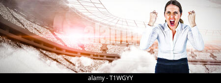 Zusammengesetztes Bild Porträt von kreischenden Geschäftsfrau Clanching Fäuste Stockfoto