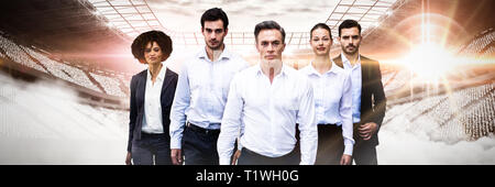 Das zusammengesetzte Bild im zuversichtlich Business Menschen zu Fuß gegen den weißen Hintergrund Stockfoto