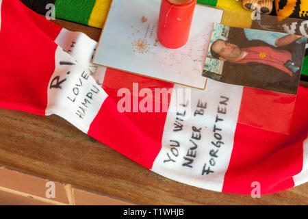 Eine Nahaufnahme der persönlichen Tribute auf der Hillsborough disaster Memorial außerhalb Anfield, der Heimat des FC Liverpool links Stockfoto