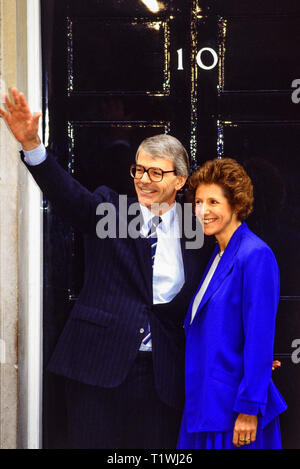 Foto: © Simon Grosset. London, UK, 28. November 1990. John Major Adressen der Presse auf die Schritte der Downing Street 10 nach seiner Ernennung als Prim. Stockfoto