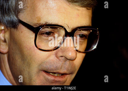 Foto: © Simon Grosset. London, UK, 28. November 1990. John Major Adressen der Presse auf die Schritte der Downing Street 10 nach seiner Ernennung als Prim. Stockfoto