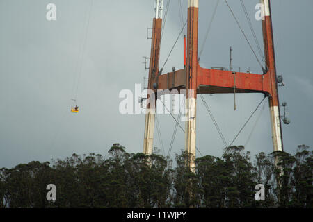 Jemand Arbeiten am Sutro Tower Rides die Kabel wieder an die Erde während eines vorbeifahrenden regen Squall. Stockfoto