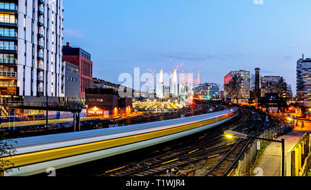 Battersea Power Station bei Nacht Blick von der Pimlico London UK Stockfoto