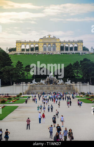 Wien, Österreich, September, 15, 2019 - Blick auf Touristen auf die Gloriette Struktur und Neptun Brunnen in Schönbrunn Stockfoto