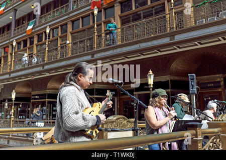 Die irische Musik ist auf eine Landung innerhalb der Cleveland Arcade, die eine wichtige Drehscheibe für Cleveland Ohio St. Patricks Tag feiern gespielt. Stockfoto