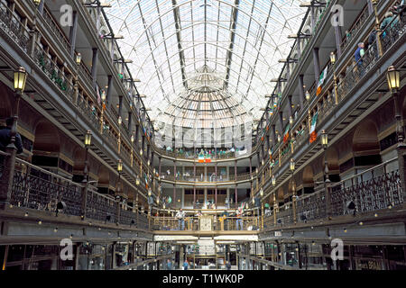 Der historische Stil Victorian-Era Cleveland alte Arcade mit seiner einzigartigen Glas und Eisen Skylight- und 5-stöckigen Atrium im Jahre 1890 in Cleveland, Ohio, USA Stockfoto