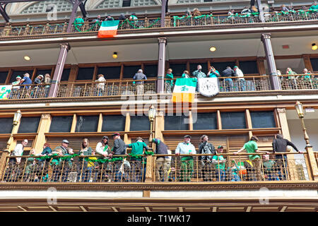 St. Patrick's Day Zelebranten genießen Sie die organische Innen trasse' Partei in der Spielhalle, ein historisches Einkaufszentrum mit Hotel in der Innenstadt von Cleveland, Ohio, USA. Stockfoto