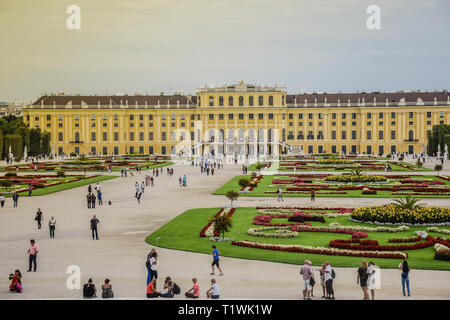 Wien, Österreich, September, 15, 2019 - Touristen zu Fuß in den Gärten vor Schloss Schönbrunn, die ehemalige kaiserliche Sommerresidenz der Habsburger Stockfoto