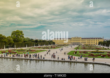 Wien, Österreich, September, 15, 2019 - Touristen zu Fuß in den Gärten vor Schloss Schönbrunn, die ehemalige kaiserliche Sommerresidenz der Habsburger Stockfoto