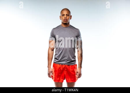 Mann, sport Anzug mit roter Hose Stockfoto