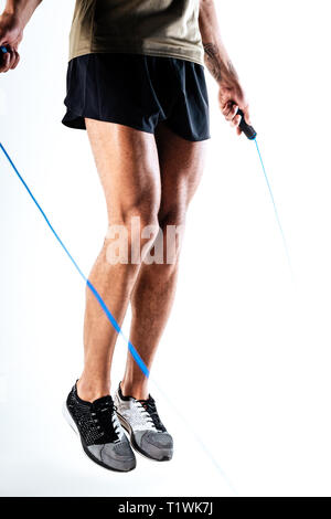 Sportsman springen mit Seil springen, während Sie an einer Schulung Stockfoto