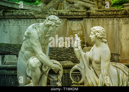 Österreich, Wien - September 15, 2018 - römischer Brunnen in Schönbrunn Gärten im Herbst Stockfoto