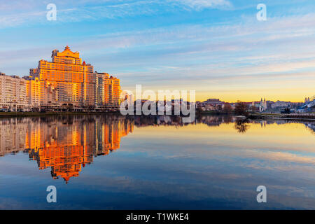 Europa, Belarus, Minsk, Trinity Suburb & Zentrale Minsk in der Svislach Fluss widerspiegelt Stockfoto