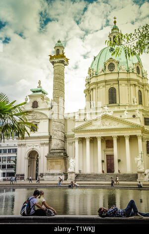 Wien, Österreich - September, 15, 2019: Wiener Karlskirche mit Resselpark Park und Leute um zu entspannen. Stockfoto