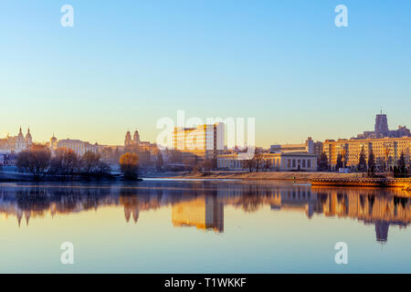 Europa, Belarus, Minsk, Trinity Suburb & Zentrale Minsk in der Svislach Fluss widerspiegelt Stockfoto