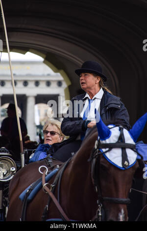 Wien, Österreich - September, 15, 2019: Frau Kutscher führt Touristen durch die Straßen von Wien beim Leiten der Führung Stockfoto