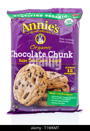 Winneconne, WI - 24. März 2019: ein Paket von Annies organic Chocolate chunk Cookie Teig auf einem isolierten Hintergrund Stockfoto