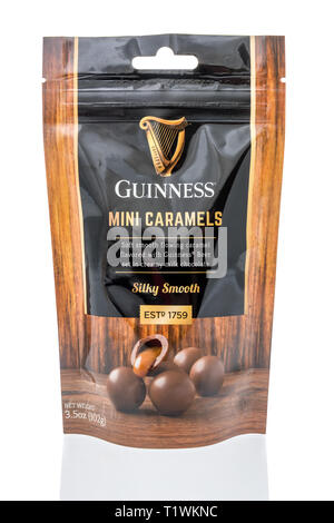 Winneconne, WI - 24. März 2019: ein Paket von Guinness mini Karamell cremige Milchschokolade auf einem isolierten Hintergrund Stockfoto