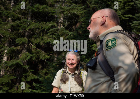 WASHINGTON - John und Jane Ellen Seymour am Schnee Seen Trailhead für Wanderer und Antworten auf Fragen der Wanderer zu begrüßen. Stockfoto