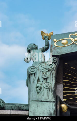 Wien, Österreich - September 15, 2019: Baby mit Schmetterling, die Geburt und das Leben, Teil der Ankeruhr Skulptur im Zentrum Wiens Stockfoto