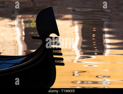 Bug eines Gondel in Venedig mit Reflexionen von bunten Gebäude am Canal Basin Stockfoto