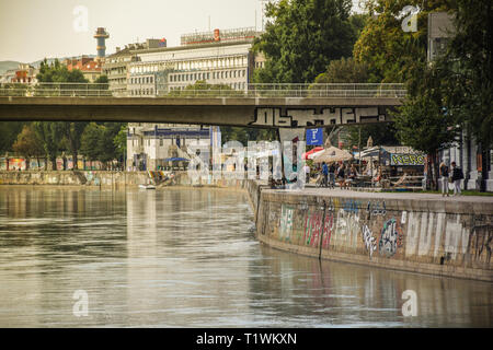 Wien, Österreich - September 15, 2019: die Menschen genießen den Abend durch den Donaukanal in Wien Stockfoto