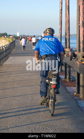 Polizisten am Fahrrad in South Boston Stockfoto