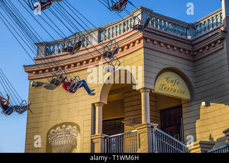 Wien, Österreich - September 16, 2019: Seitenansicht des Kinder, die Spaß am spinnen Luftikus auf Karussell oder Kette swing fahren, in Prater. Stockfoto