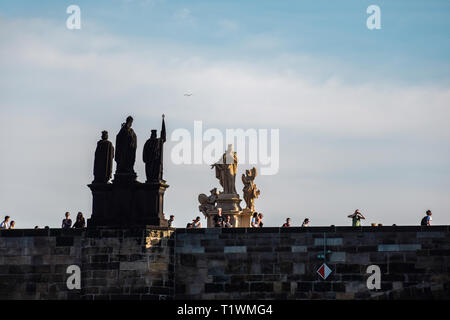 Prag, Tschechische Republik - September 17, 2019: Die Menschen gehen auf die Karlsbrücke, eine berühmte historische Brücke, die die Moldau überquert. Stockfoto