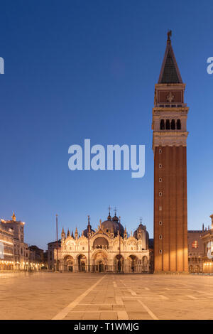 St Mark's Campanile und des Hl. Markus Basilika in Piazza San Marco Venedig Stockfoto