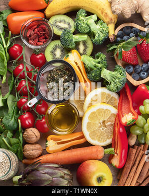 Natürliche Produkte, die reich an Antioxidantien und Vitamine. Gesunde, saubere und entgiftende Lebensmittel - Gemüse, Früchte, Nüsse, superfoods Stockfoto