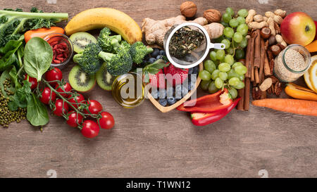 Natürliche Produkte, die reich an Antioxidantien und Vitamine. Gesunde, saubere und entgiftende Lebensmittel - Gemüse, Früchte, Nüsse, superfoods Stockfoto