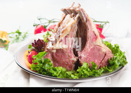 Gebratenes Lammkarree hackt. Organische gegrilltes Lamm Stockfoto