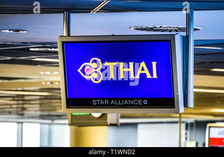 Frankfurt, 23.02.2019 - in der Nähe von Thai Airways Logo auf einem Flughafen Anzeige Stockfoto