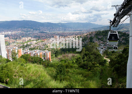 Kolumbien: Medellin. Metrocable (Empresa de Transporte Masivo del Valle de Aburrá-Metro de Medellín Ltda), eine Gondelbahn System über die Arbeits-cl Stockfoto