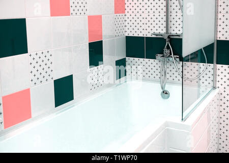 Waschbecken modernes Waschbecken im Bad. Gelbes Wasser mixer. Stockfoto