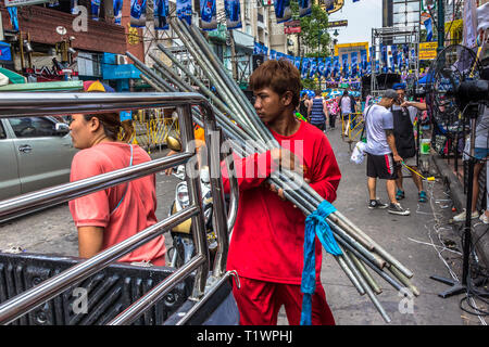 Straße Arbeiter bereitet Bühne für Thai Neujahr Songkran in der Khaosan Road, Bangkok, Thailand Stockfoto