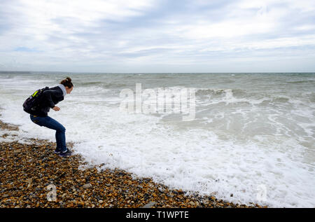 Boulogne-sur-Mer (Frankreich): Frau allein auf dem Pebble Beach spielen mit Wellen, die ihre Schuhe *** Local Caption *** Stockfoto