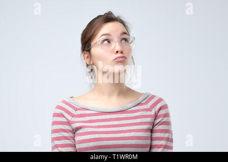 Junge Frau in Gläser schmollen, Lippen, die Ente Gesicht Stockfoto
