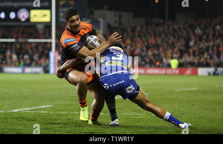 Castleford Tiger' Peter Mata'utia ist von Leeds Rhinos" Kallum Watkins in Angriff genommen, während die Betfred Super League match bei Headingley Stadium, Leeds. Stockfoto