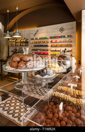 Ein gourmet Schokolade shop in Lissabon, Portugal. Shopping für lokale Spezialitäten. Stockfoto